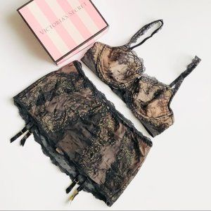 34C MEDIUM Victoria’s Secret black bra set